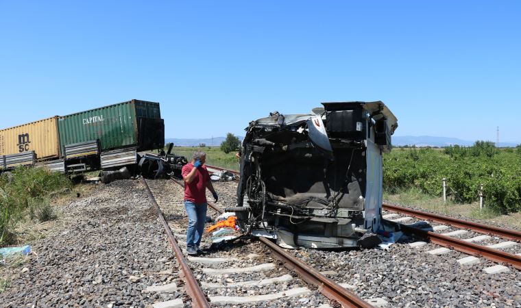 Manisa'da raylara giren TIR, ikiye ayrıldı