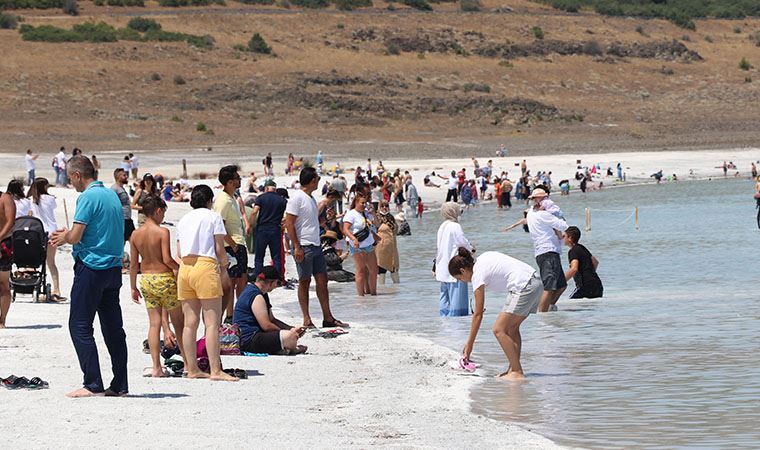 Salda Gölü'ne ziyaretçi yoğunluğu