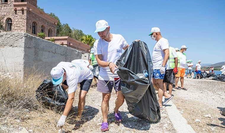 Tunç Soyer Dikili’deki temizlik hareketine katıldı