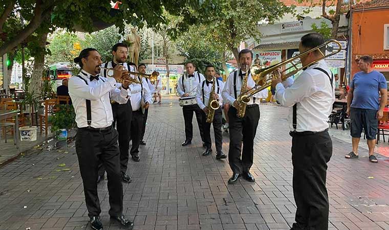 Kuşadası sokaklarında müzik ve vals