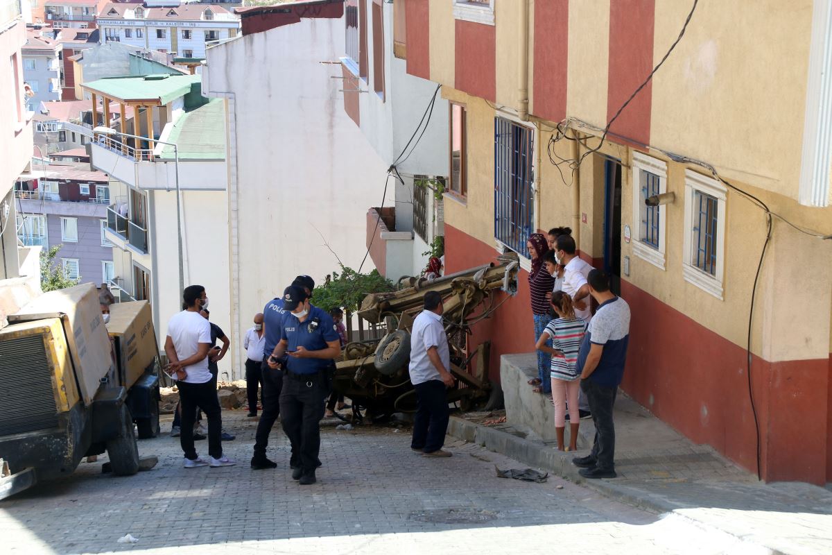 Kağıthane'de faciadan dönüldü; Kayan iş makinası eve girdi