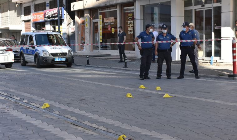 Samsun'da belediye önünde darbedilen kişi ile belediye meclis üyesi silahla yaralandı