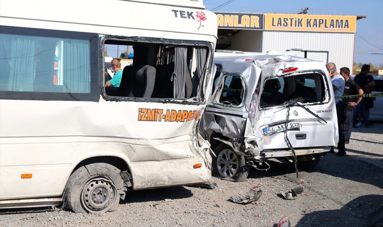 Sakarya'da lastiği patlayan minibüs devrildi: 1 ölü, 8 yaralı