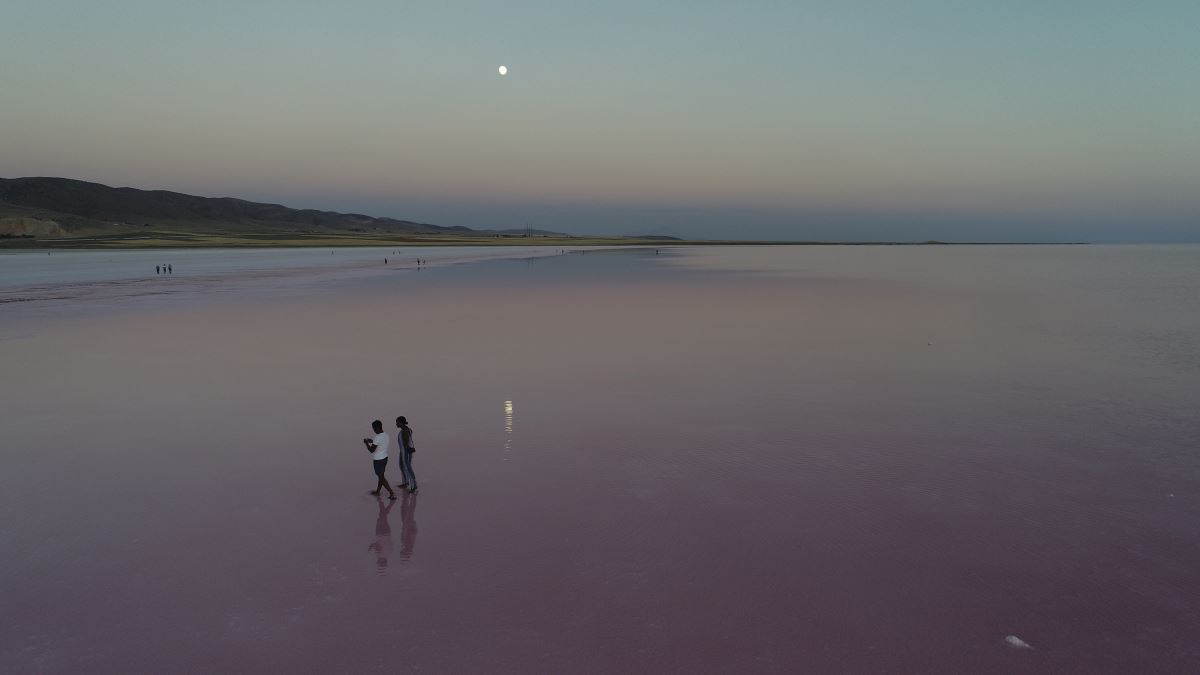 Pembe renge bürünen Tuz Gölü, ilgi odağı oldu