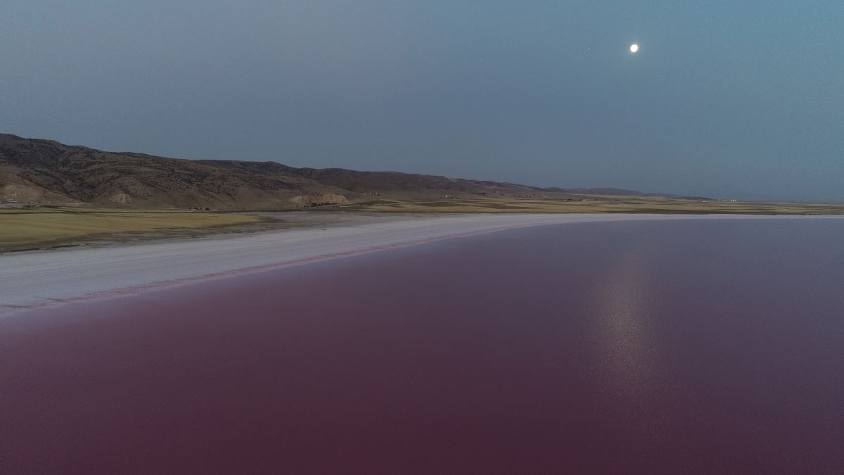 Pembe renge bürünen Tuz Gölü, ilgi odağı oldu