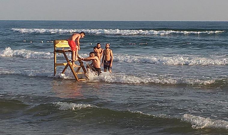 Şile'de cankurtaranların kulesini söküp, atlamak için denize taşıdılar