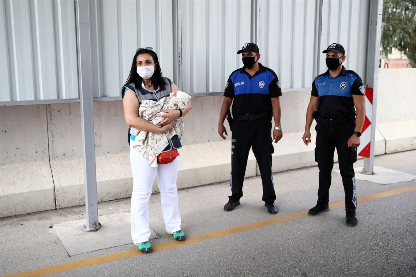 Uygulama noktasında kadın polisin yardımıyla doğum yaptı: Bebeğe polisin ismi verildi