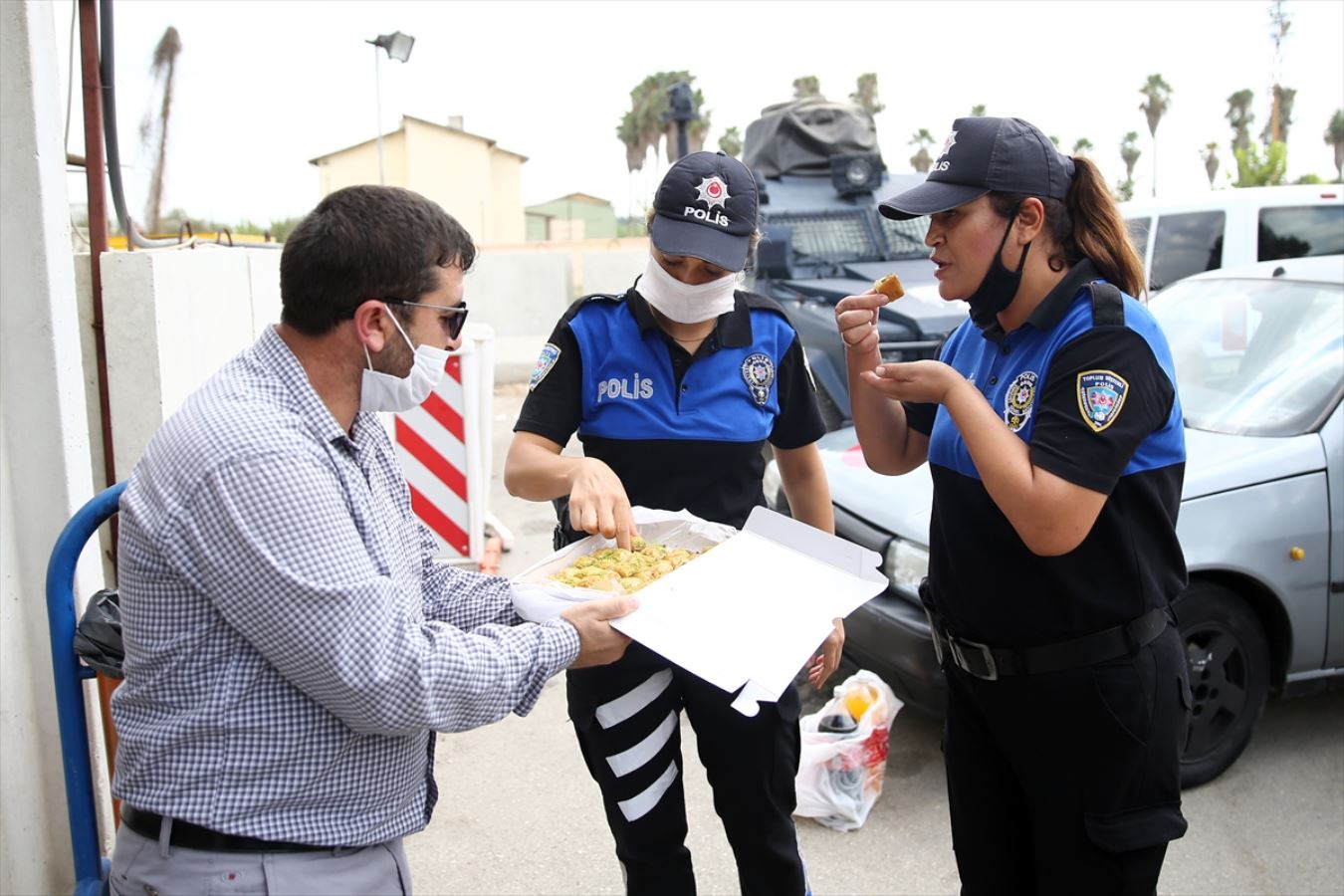 Uygulama noktasında kadın polisin yardımıyla doğum yaptı: Bebeğe polisin ismi verildi