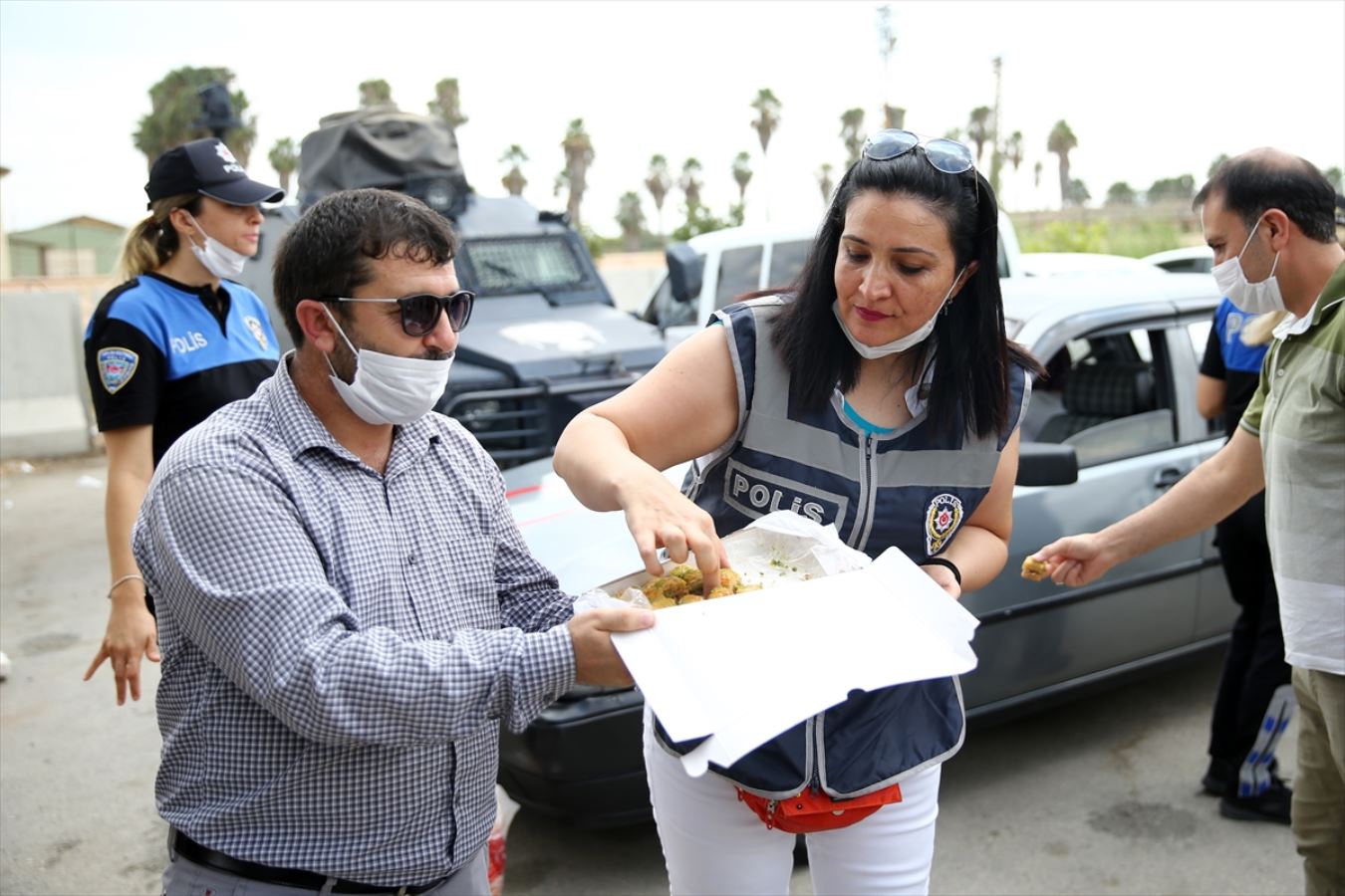 Uygulama noktasında kadın polisin yardımıyla doğum yaptı: Bebeğe polisin ismi verildi