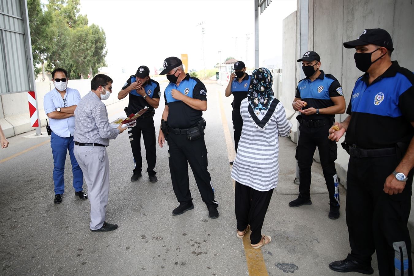 Uygulama noktasında kadın polisin yardımıyla doğum yaptı: Bebeğe polisin ismi verildi