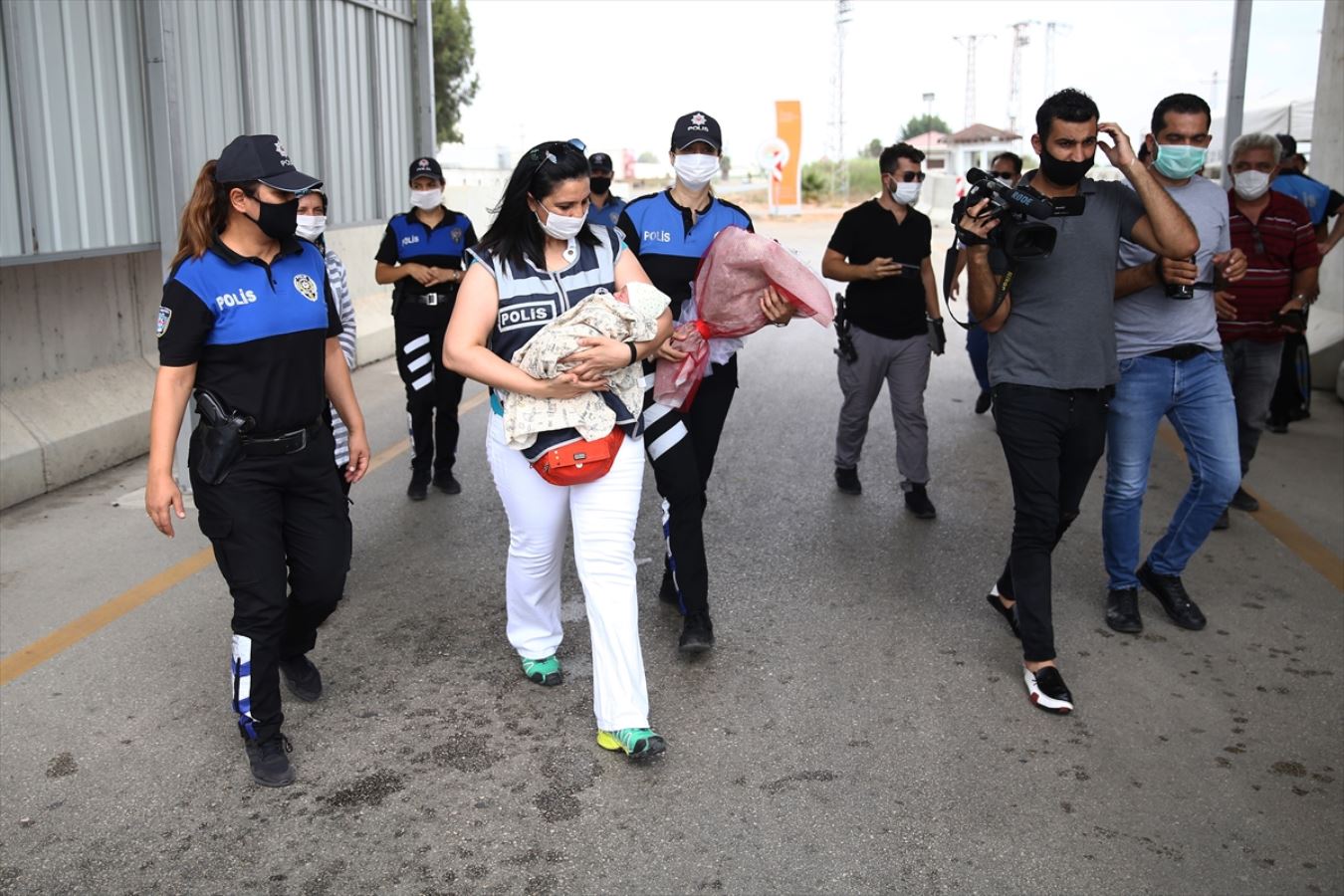 Uygulama noktasında kadın polisin yardımıyla doğum yaptı: Bebeğe polisin ismi verildi