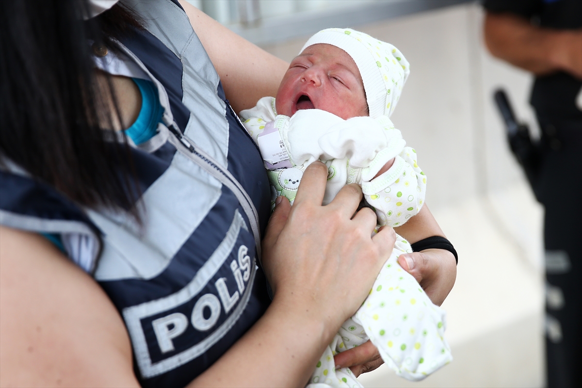 Uygulama noktasında kadın polisin yardımıyla doğum yaptı: Bebeğe polisin ismi verildi