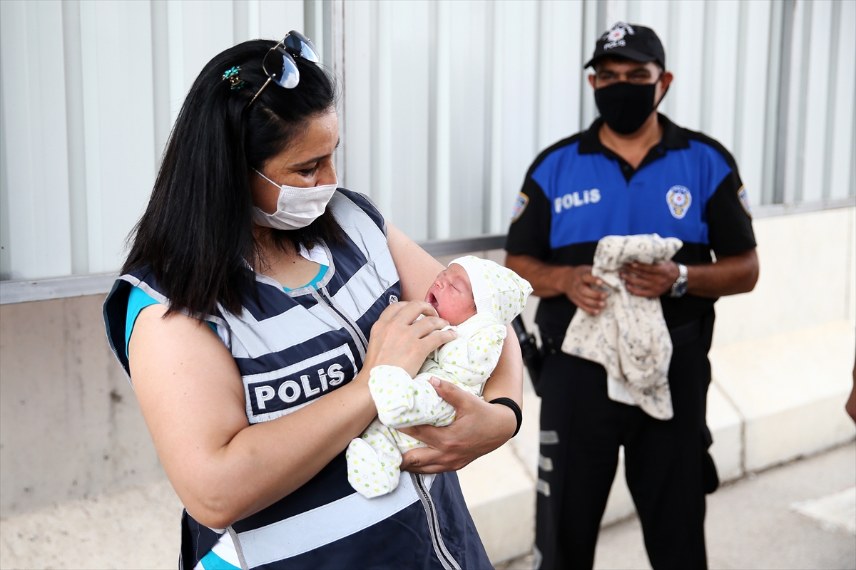 Uygulama noktasında kadın polisin yardımıyla doğum yaptı: Bebeğe polisin ismi verildi