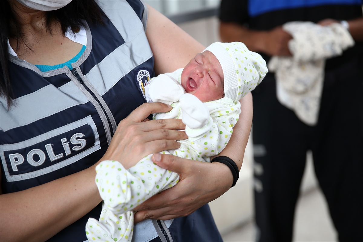 Uygulama noktasında kadın polisin yardımıyla doğum yaptı: Bebeğe polisin ismi verildi