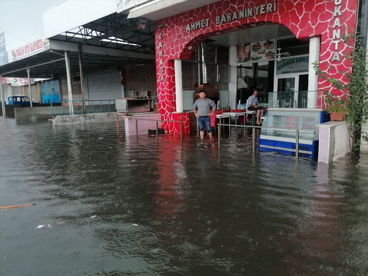 Samsun'da şiddetli yağış su baskınlarına yol açtı:   Bölgede yağış devam ediyor