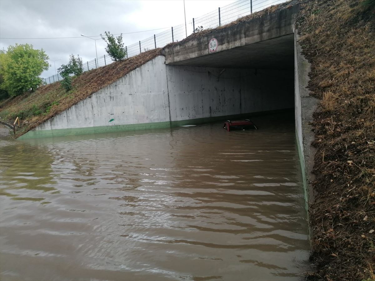 Samsun'da şiddetli yağış su baskınlarına yol açtı:   Bölgede yağış devam ediyor