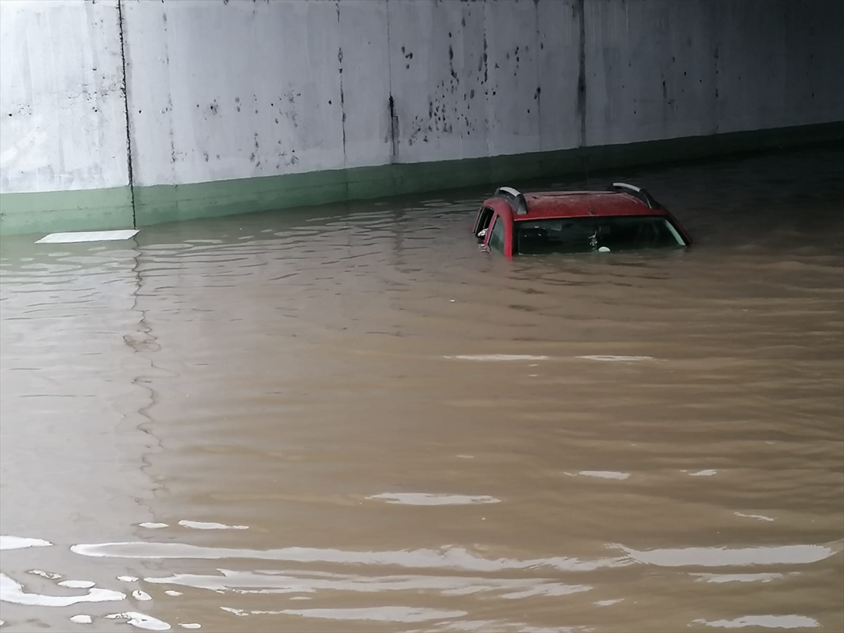 Samsun'da şiddetli yağış su baskınlarına yol açtı:   Bölgede yağış devam ediyor