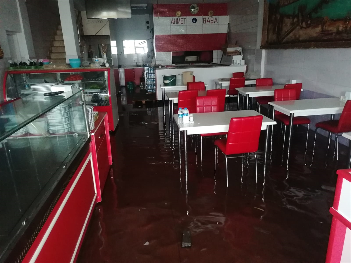 Samsun'da şiddetli yağış su baskınlarına yol açtı:   Bölgede yağış devam ediyor