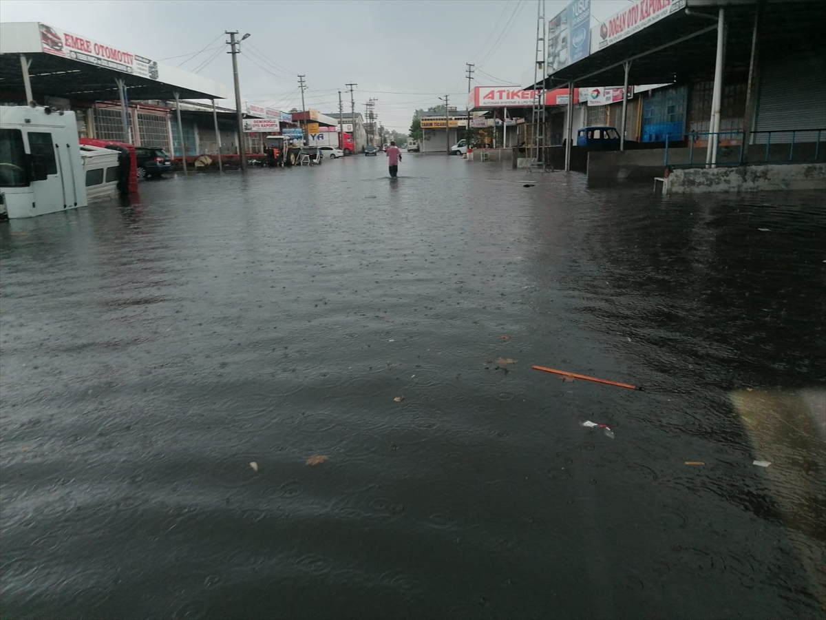 Samsun'da şiddetli yağış su baskınlarına yol açtı:   Bölgede yağış devam ediyor