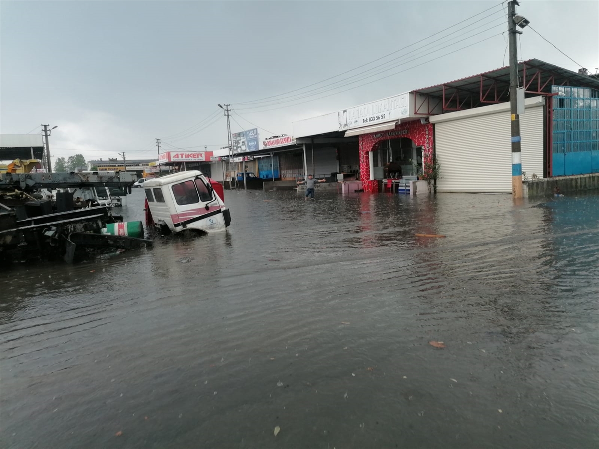 Samsun'da şiddetli yağış su baskınlarına yol açtı:   Bölgede yağış devam ediyor