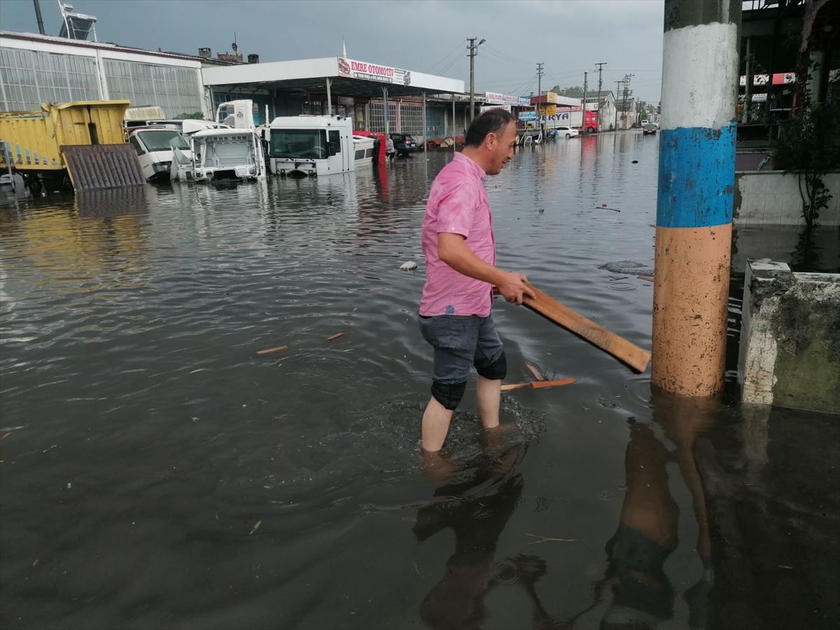 Samsun'da şiddetli yağış su baskınlarına yol açtı:   Bölgede yağış devam ediyor