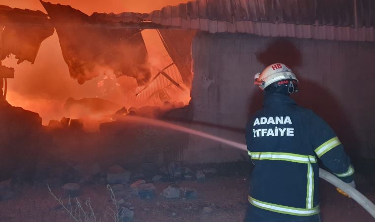 Adana'da geri dönüşüm fabrikası alev alev yandı (22.08.2020)