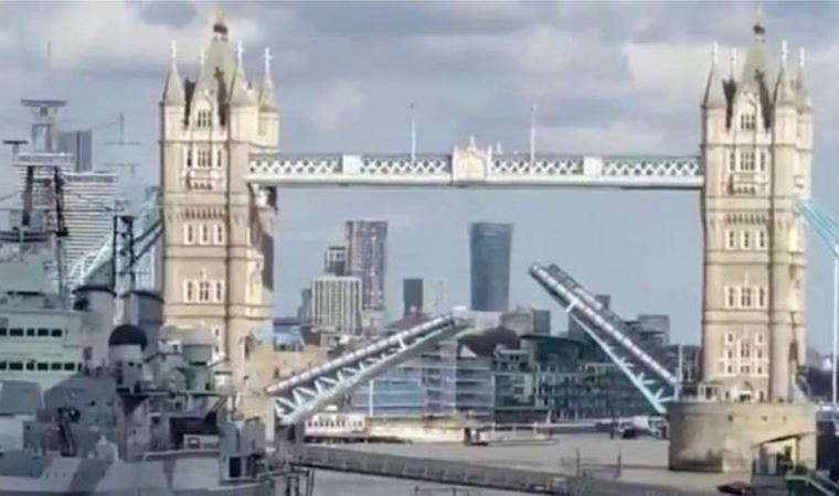 Londra'daki Tower Bridge köprüsünün kolları bir süre havada asılı kaldı