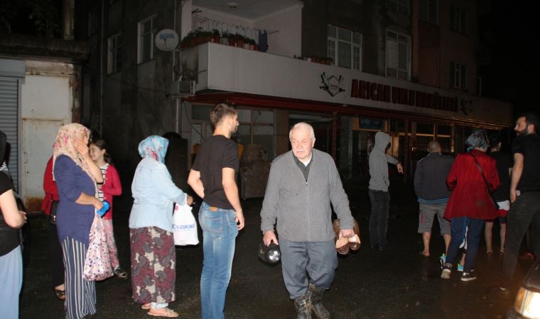 Rize'de heyelan; 2 binadaki 30 kişi tahliye edildi