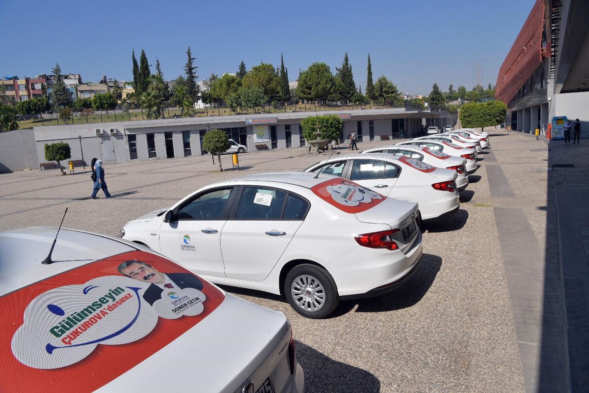 Çukurova Belediye Başkanı Soner Çetin, güçlendirilen araç filosunu tanıttı