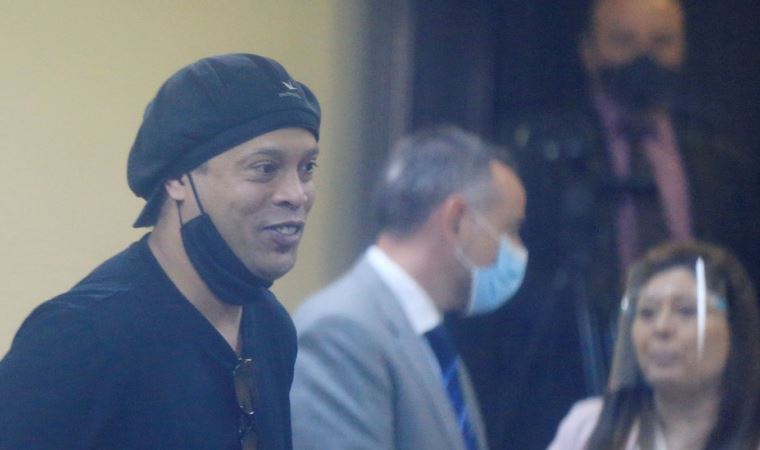 Ronaldinho: Paraguay'da 'sahte pasaport taşıma' suçundan 5 ay gözaltında tutulan Brezilyalı futbolcu serbest bırakıldı