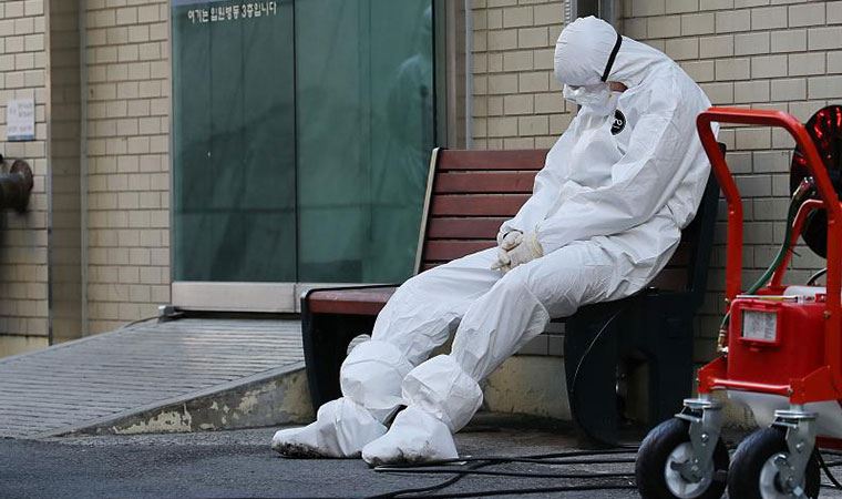 Koronavirüsün yeniden bulaştığı kanıtlandı,  Hong Kong'ta ilk kez bir kişiye iki kez Covid-19 teşhisi kondu