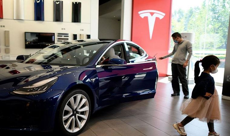 Tesla sıcakta arabada unutulan çocuklar için adım attı