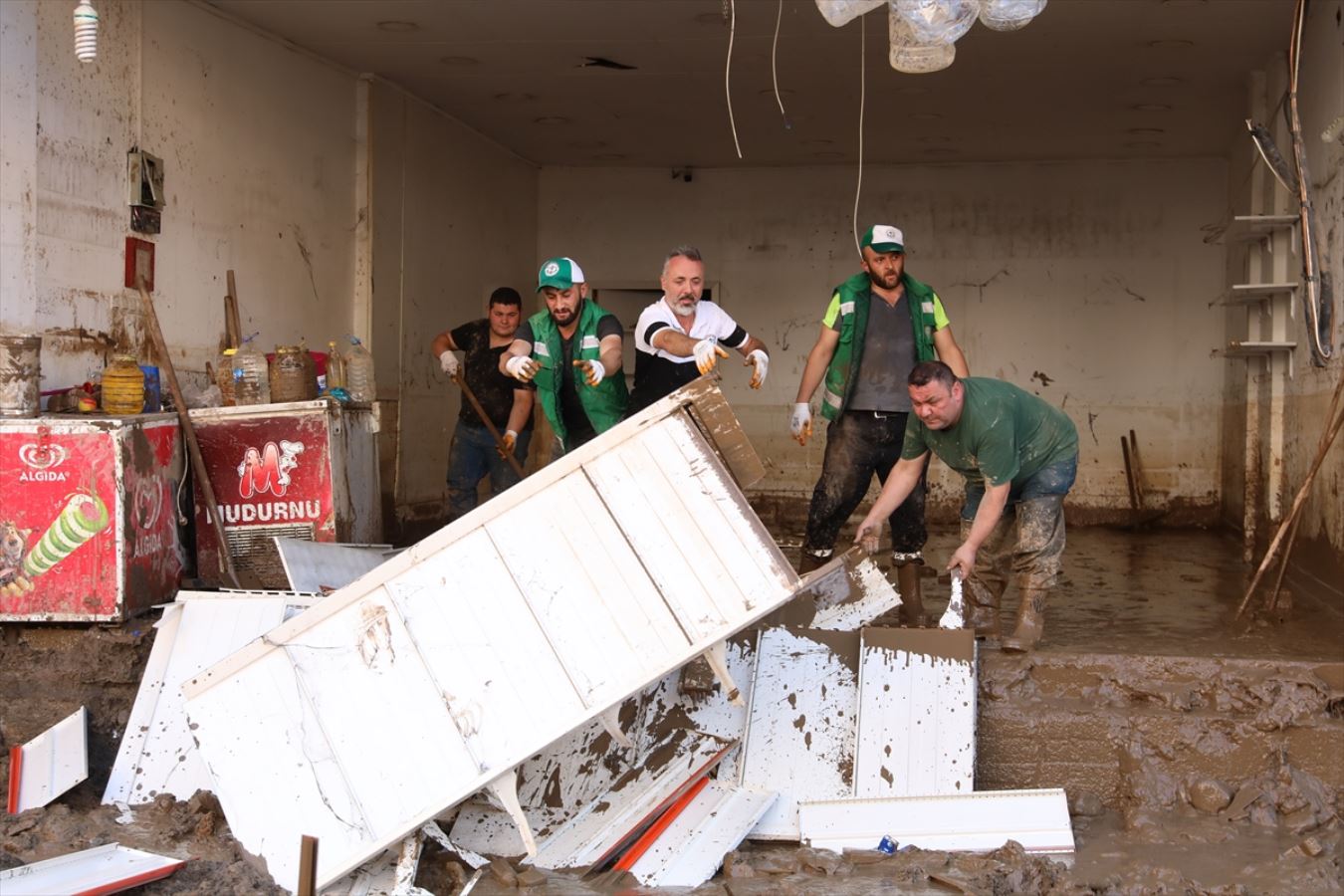 Dereli ilçesinde ev ve iş yerlerinin yıkımları sürüyor