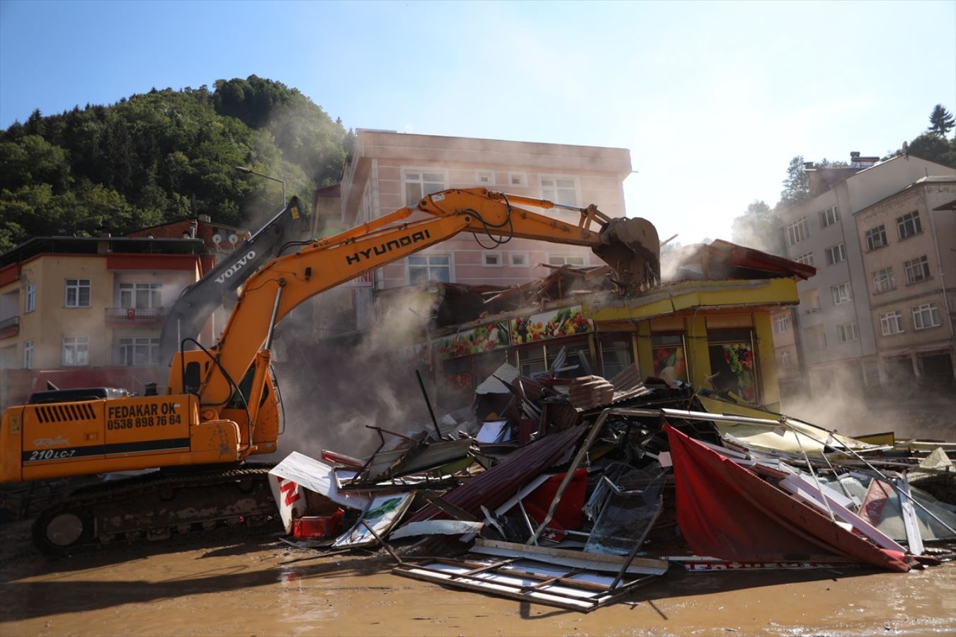 Dereli ilçesinde ev ve iş yerlerinin yıkımları sürüyor