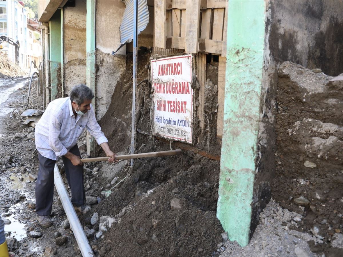 Dereli ilçesinde ev ve iş yerlerinin yıkımları sürüyor