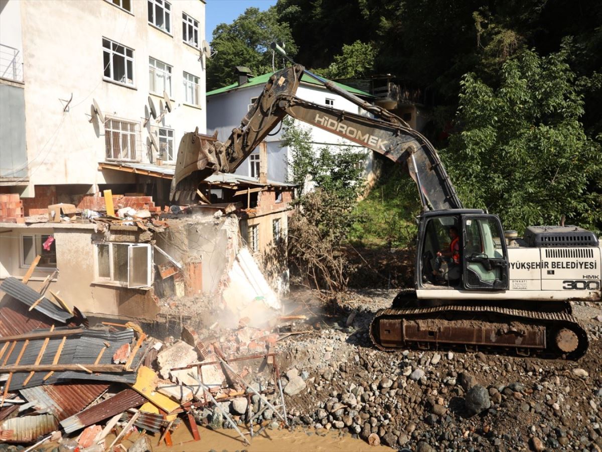 Dereli ilçesinde ev ve iş yerlerinin yıkımları sürüyor