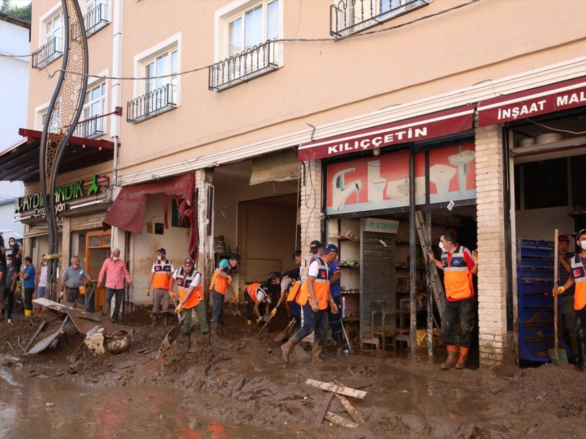 Dereli ilçesinde ev ve iş yerlerinin yıkımları sürüyor