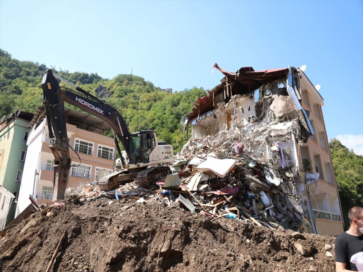 Dereli ilçesinde ev ve iş yerlerinin yıkımları sürüyor