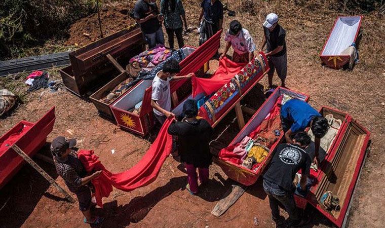 Endonezya’da ölüm ritüeli: Cesetler çıkarılıp yeniden giydiriliyor