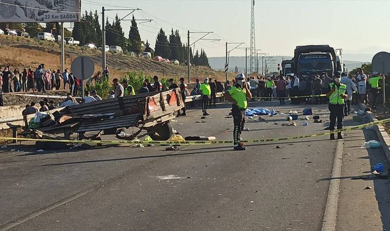 Manisa'da üzüm işçilerini taşıyan traktörle minibüs çarpıştı: 2 ölü 9 yaralı