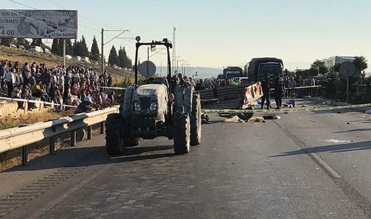 Manisa'da tarım işçilerini taşıyan traktöre minibüs çarptı: Ölü ve yaralılar var