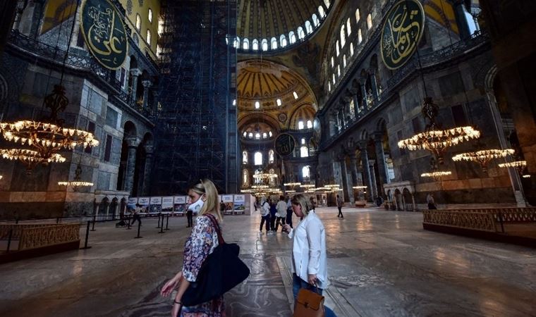 Ayasofya'da kıyafet yasağı