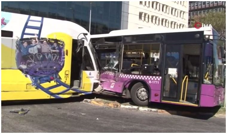 İstanbul'da tramvay ile halk otobüsü çarpıştı