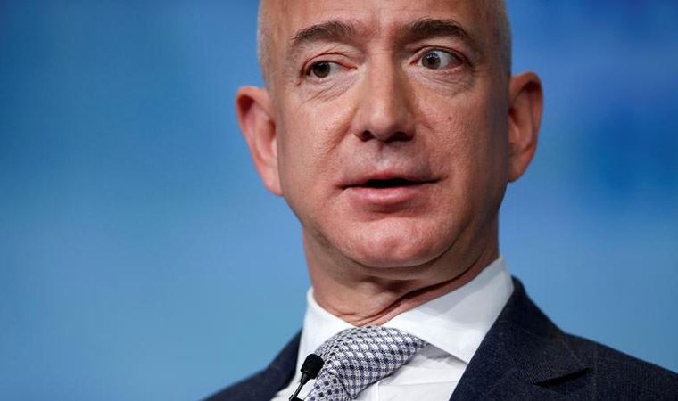 Amazon’un sahibi Jeff Bezos’un evinin önünde giyotinli protesto