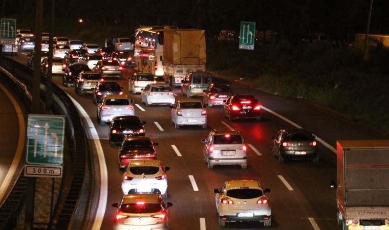 Tatilciler dönüş yoluna geçti ‘kilit kavşak’ta trafik durma noktasına geldi