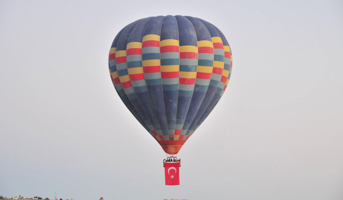 Kapadokya'da sıcak hava balonları Atatürk posteriyle havalandı