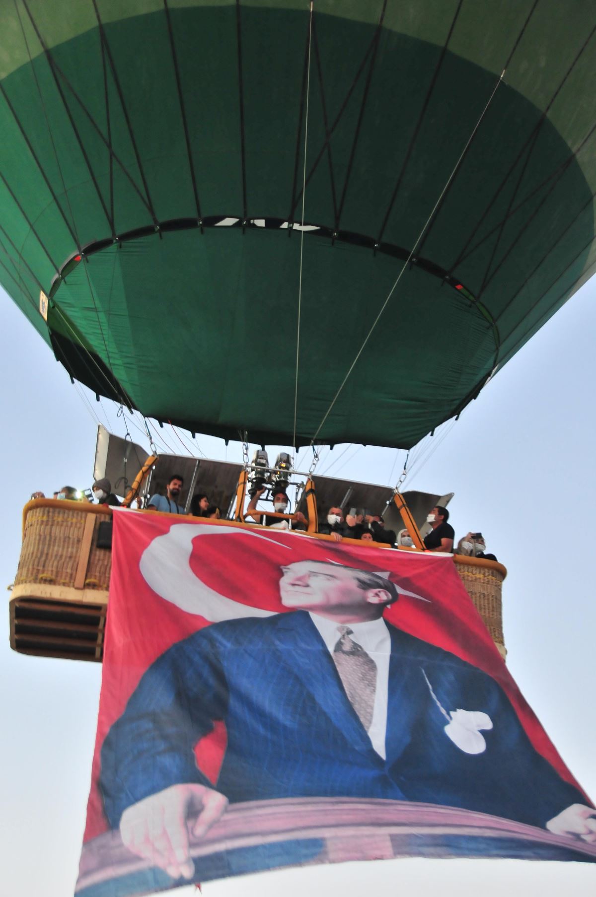 Kapadokya'da sıcak hava balonları Atatürk posteriyle havalandı