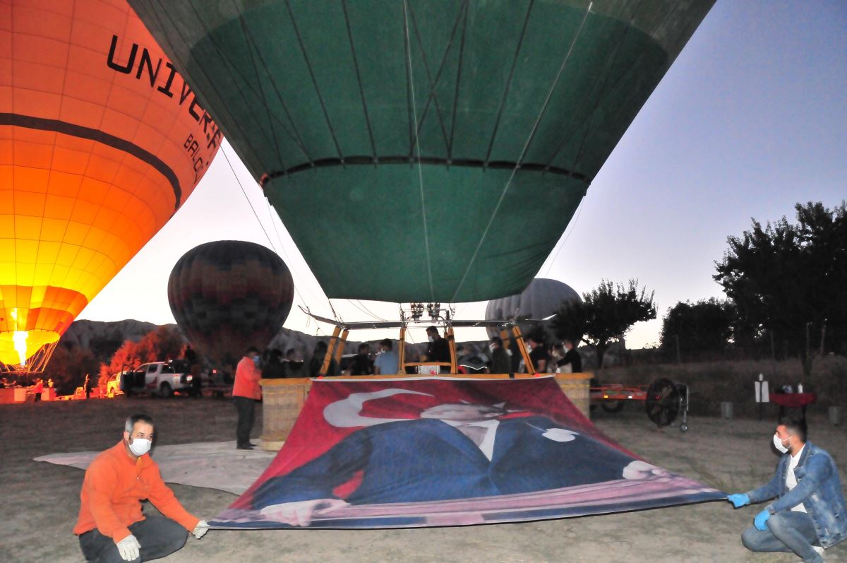 Kapadokya'da sıcak hava balonları Atatürk posteriyle havalandı