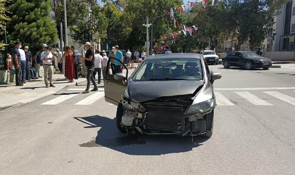 Burdur’da feci kaza! Taksi ile otomobil çarpıştı