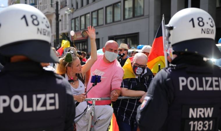 Berlin'de koronavirüs önlemlerine karşı düzenlenen protestoya binlerce kişi katıldı